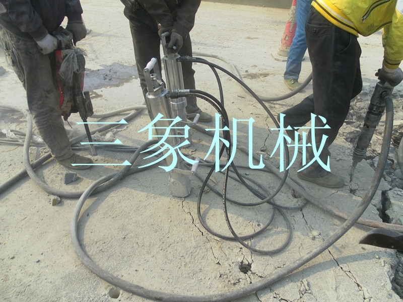 供应钢筋混凝土拆除破碎机械 .