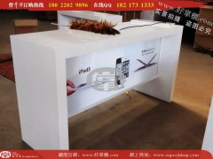 进苹果形象店触屏体验苹果圆形体验桌上所有产品图1