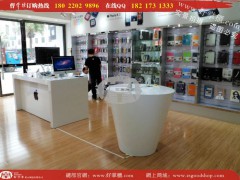 进苹果形象店触屏体验苹果圆形体验桌上所有产品图2