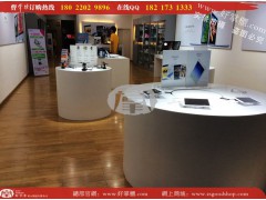 进苹果形象店触屏体验苹果圆形体验桌上所有产品图3