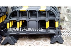 交通隔离塑料护栏，铁马护栏 塑料护栏的寿命是几年？图1