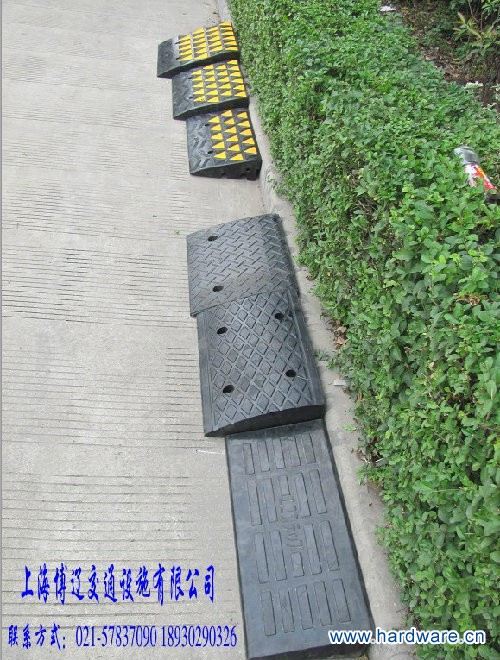 2路沿坡竖立3块