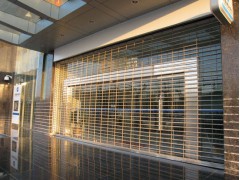 专业玻璃门拆装 免费上门维修 深圳罗湖东晓防火卷闸门图1