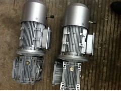 RV090-60-1.5KW带输出法兰涡轮蜗杆减速电机图1