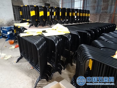 防撞铁马未贴反光膜