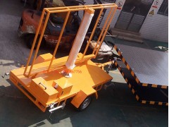 1吨LED升降广告拖车图1