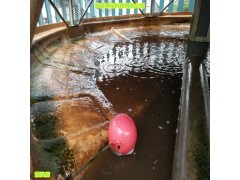 清洗水塔底盘和填料片图1