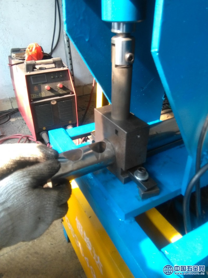 4099443898_1072750885