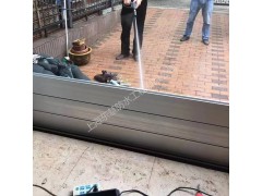 广州白云各物业停车场不在被水淹了，因为用了防汛挡水板图1