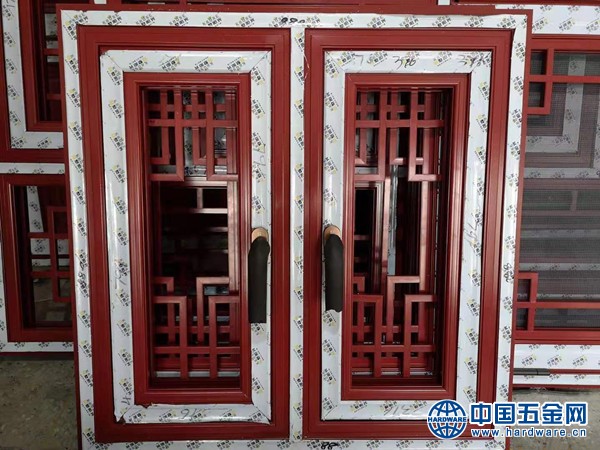 冠墅阳光红色中式门窗 (1)