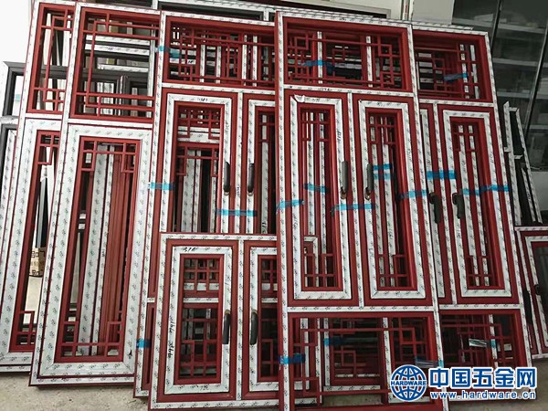 冠墅阳光红色中式门窗 (3)