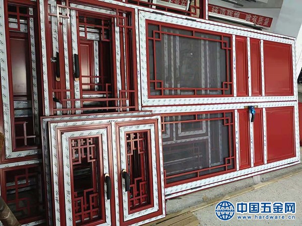 冠墅阳光红色中式门窗 (2)