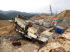 移动破碎机动力强劲作业高效，碎石厂小霸王wzz85图1