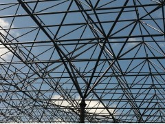 青岛网架公司-青岛网架加工厂-青岛螺栓球网架加工厂-焊接网架图1