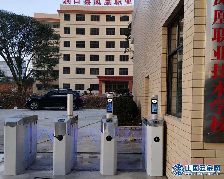 安装学校人脸识别门禁机