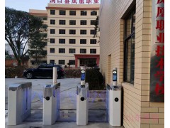 学校人脸识别测温通道闸,安装学校人脸识别门禁机图1