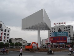 户外擎天柱广告图1