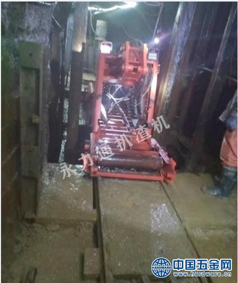 永力通矿用扒渣机拆卸进入矿洞0