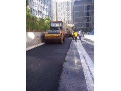 光明街道马路沥青摊铺施工图1