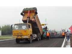 现场测量 东莞沥青摊铺机施工图2