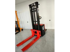 1.5吨全电动叉车1.6米2米2.5米生产厂家图1